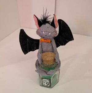 Annalee 2012 Magic Potion Gray Bat Plush with Orange Bow on Potion Bottle - 6"